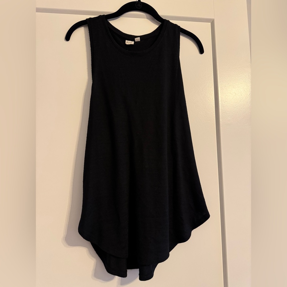 GAP Twist Back Athleisure Black Flowy Racerback Top